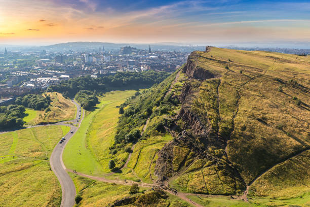 edimburgo do assento de arthur - edinburgh scotland castle skyline - fotografias e filmes do acervo