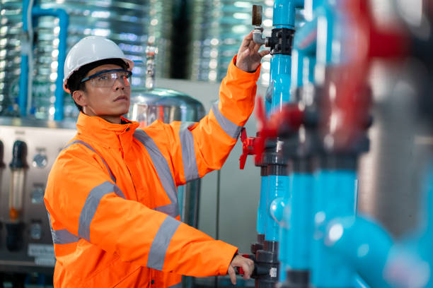 istock Asian technician engineer maintenance  Drinking water pipe and pressure tank . 1510212027