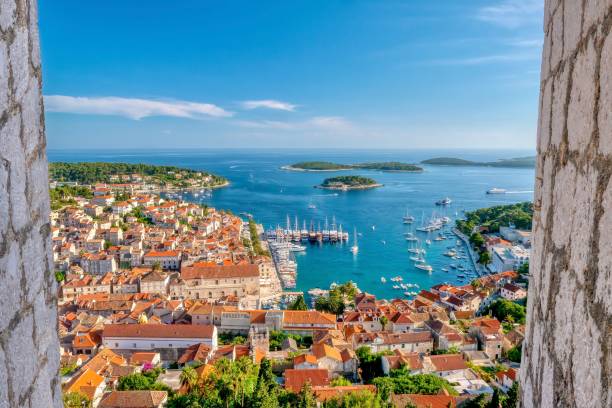 13세기 돌담으로 둘러싸인 크로아티아 흐바르(hvar)의 아름다운 아드리아 해(adriatic) 리조트 타운의 전망과 근해의 파클레니 제도(pakleni islands)를 배경으로 합니다. - yacht harbor anchored bay 뉴스 사진 이미지