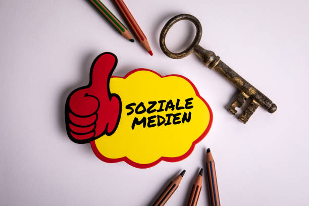 istock Social Media text in German on a sticky note. White office desk 1510486858