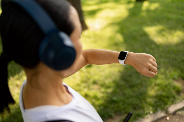 istock Checking the daily steps on smartwatch! 1510619889
