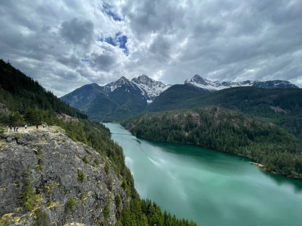 maestosa catena di montagne - north cascades national park awe beauty in nature cloud foto e immagini stock