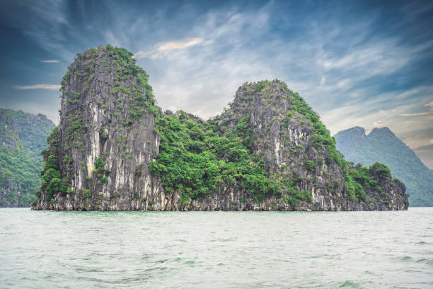 malerischer meerblick landschaft.  ha long bay, vietnam - halong bay stock-fotos und bilder