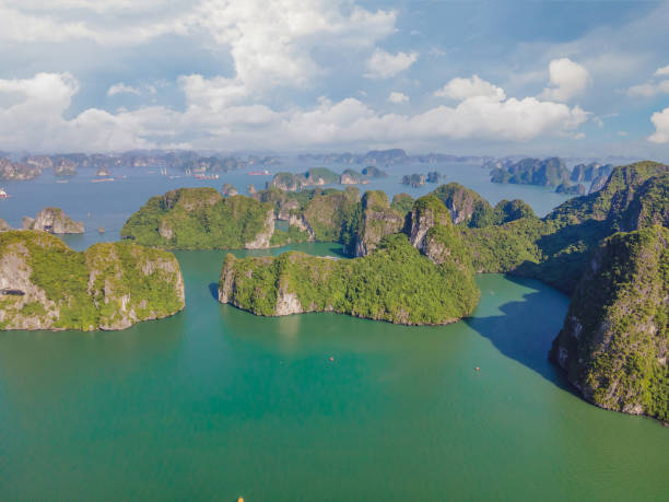 Aerial view panorama of floating fishing village and rock island, Halong Bay, Vietnam, Southeast Asia. UNESCO World Heritage Site. Junk boat cruise to Ha Long Bay. Popular landmark of Vietnam. vista aérea del pueblo pesquero flotante y la isla de roca, la bahía de halong, vietnam, el sudeste asiático. patrimonio de la humanidad de la unesco. crucero en barco chatarra a la bahía de ha long. punto de referencia popular de vietnam