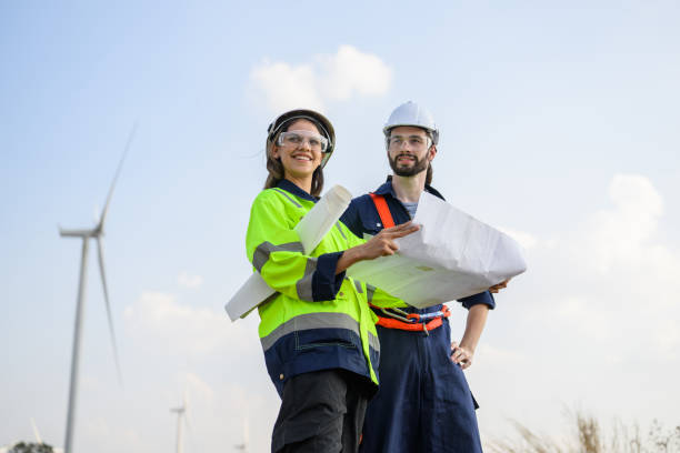 inżynier pracujący z pewnością siebie. pracownik pracujący na zewnątrz. mega budowa projektu. - alternative energy electricity wind turbine team zdjęcia i obrazy z banku zdjęć