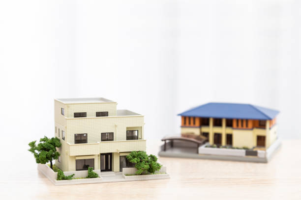 house model on desk - tract houses imagens e fotografias de stock