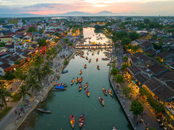 ancienne ville de hoi an et rivière thu bon au coucher du soleil, province de quang nam - hoi an photos et images de collection