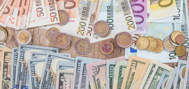 монета евро с долларовой и евро-купюрами. заживать - 50 euro cent стоковые фото и изображения