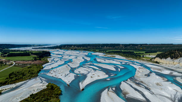 el ecosistema del valle de la laguna fluvial -vista aérea de la escena - new zealand fotos fotografías e imágenes de stock