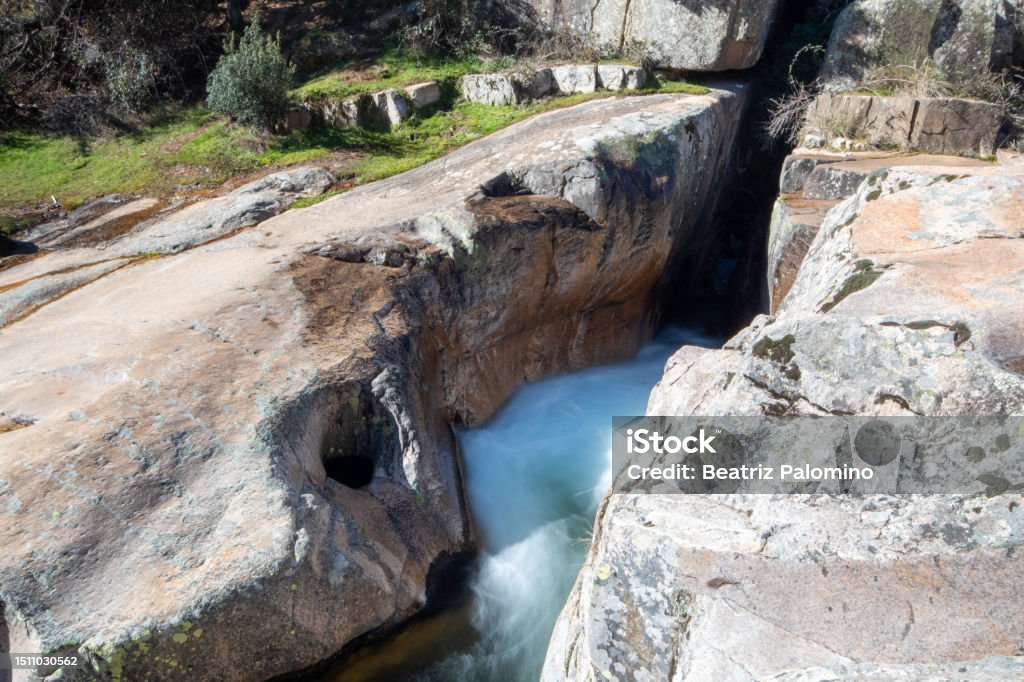 息を呑むような風景写真ラペドリザの雄大な山々と前景の曲がりくねった川を示すパノラマ画像 スペインのストックフォトや画像を多数ご用意