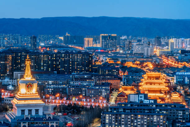 内モンゴル自治区フフホトの観音寺と宝邑漢塔の夜景 - inner mongolia ストックフォトと画像