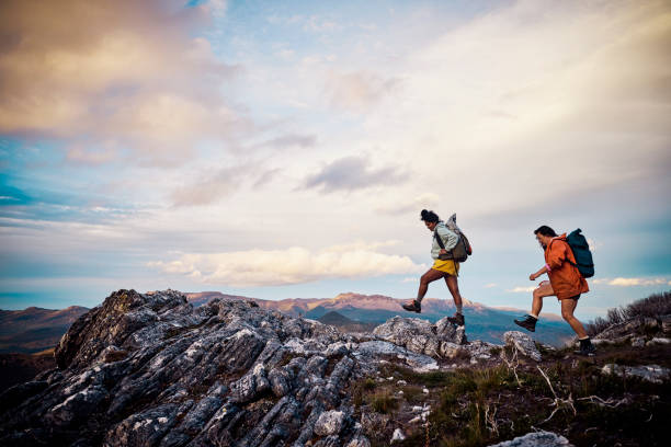 donne escursionistiche che abbracciano la bellezza selvaggia della tasmania attraverso esilaranti passeggiate nel bush. - women muscular build action activity foto e immagini stock