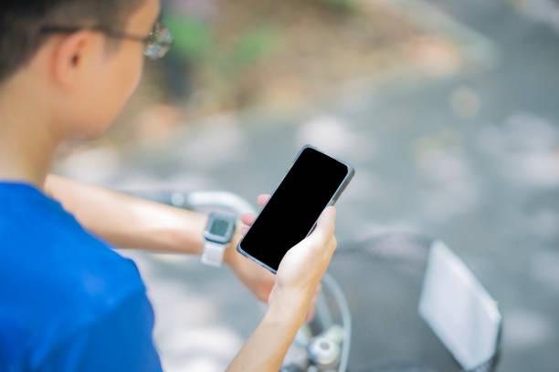 istock Focus on Smartphone with black screen with blur smart watch over man shoulder looking at phone to check tracking distance. 1511096949