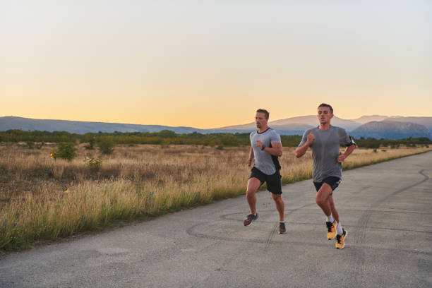 Group of handsome men running together in the early morning glow of the sunrise, embodying the essence of fitness, vitality, and the invigorating joy of embracing nature's tranquility during their refreshing and energizing workout grupo de hombres guapos corriendo juntos en el resplandor de la mañana del amanecer, encarnando la esencia de la aptitud física, la vitalidad y la alegría vigorizante de abrazar la tranquilidad de la naturaleza durante su entrenamiento refrescante y ene