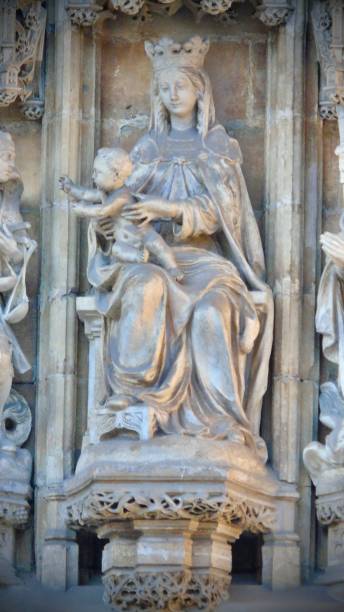 la virgen y el niño es la pieza central del tímpano debajo de las arquivoltas talladas en el pórtico sur de la iglesia de nuestra señora del sablón en bruselas. - vísperas solemnes fotografías e imágenes de stock