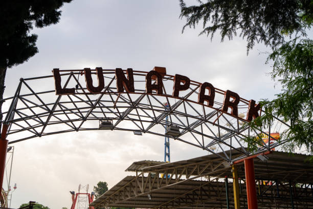 이즈미르 문화공원의 놀이공원 간판. 이즈미르, 터키 - 2023년 7월 1일. - ferris wheel luna park amusement park carnival 뉴스 사진 이미지