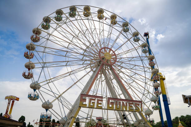 이즈미르 문화공원의 놀이공원에 있는 관람차. 이즈미르, 터키 - 2023년 7월 1일. - ferris wheel luna park amusement park carnival 뉴스 사진 이미지