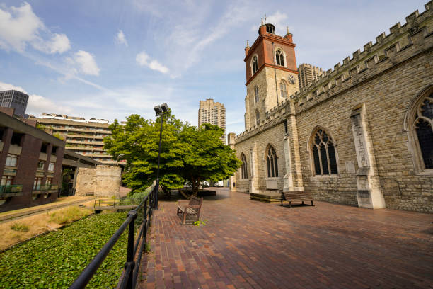 St Giles Cripplegate Church is a beautiful parish church located on Fore Street, in the heart of the Barbican complex and near the Barbican Centre, which is the largest performing arts center of its kind in Europe.
This historical landmark has ties to several historic figures and well known people. la iglesia barbican, la iglesia cripplegate de st giles, también conocida como st giles sin cripplegate, es una iglesia medieval histórica en el complejo barbican en londres. visite la antigua muralla romana a lo largo del estanque y vea las lápidas a l
