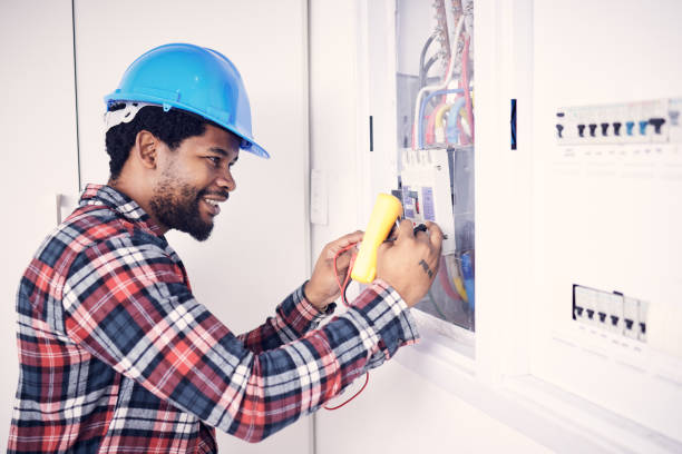 Electrician multimeter, electric switch box and happy man check cable current, wire fuse or measure voltage power supply. Circuit maintenance inspection, African person and technician fix electricity el multímetro electricista, la caja de interruptores eléctricos y el hombre feliz verifican la corriente del cable, el fusible del cable o miden la fuente de alimentación de voltaje. inspección de mantenimiento de circuitos, persona africana y técnico