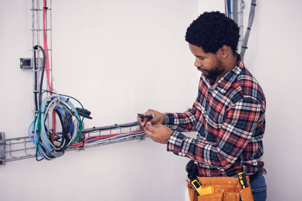 Technician, black man and electrician checking cables, fixing faulty wires and server mechanic. Male employee, entrepreneur and engineer with tools, electrical and maintenance with handyman and focus técnico, hombre negro y electricista revisando cables, arreglando cables defectuosos y mecánico de servidores. empleado masculino, empresario e ingeniero con herramientas, electricidad y mantenimiento con personal de mantenimiento y enfoque