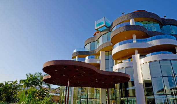 вид на стильный роскошный пятизвездочный отель gf victoria, расположенный в коста адехе, тенерифе, канарские острова и открывшийся в марте 2018 го� - costa victoria стоковые фото и изображения