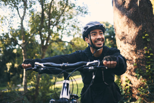 Fitness, bike and Asian man outdoor, exercise and training with workout, practice and wellness. Male biker, person and guy in nature, outside and cycling for workout, sports and motivation for energy fitness, bicicleta y hombre asiático al aire libre, ejercicio y entrenamiento con entrenamiento, práctica y bienestar. ciclista masculino, persona y chico en la naturaleza, al aire libre y en bicicleta para el entrenamiento, los deportes y la motivación