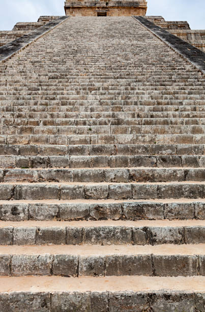 pirâmide de kukulkan passos close-up, chichen itza, méxico - chichen itza mayan mexico steps - fotografias e filmes do acervo