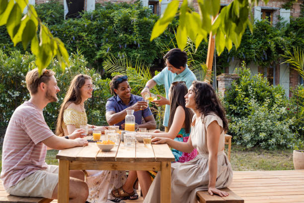 istock Alfresco Dining on Vacation with Friends 1511417739