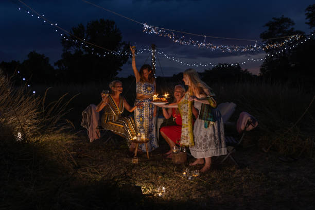 istock Singing Happy Birthday Between Friends 1511419431