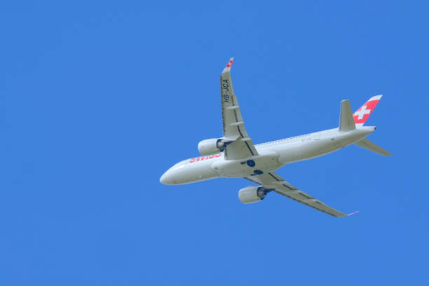 start dla swissair airlines z lotniska w zurychu - swiss culture airplane airport business zdjęcia i obrazy z banku zdjęć