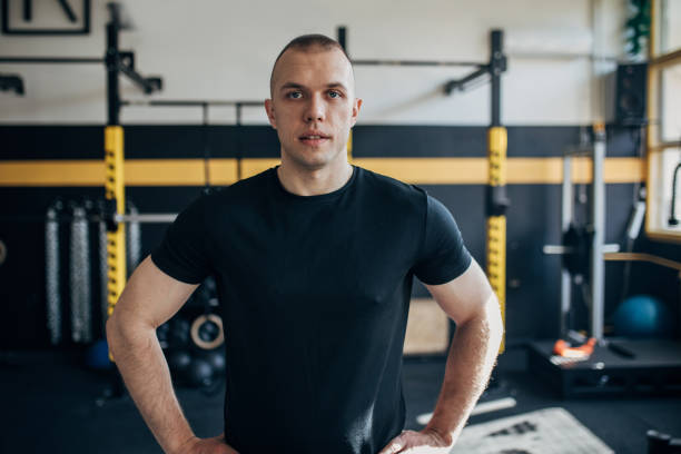 istock Fit man in gym 1511588418