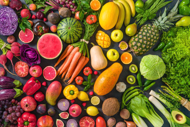 色とりどりの生の果物と野菜のさまざまなビーガンフード、鮮やかなレインボーアレンジメント - fruit tomato vegetable full frame ストックフォトと画像