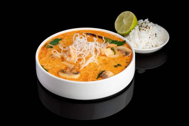 zuppa tom yum kung. zuppa di latte di cocco piccante tailandese asiatica tradizionale con gamberetti - zuppa di tom yam. - tom tom yum meal soup foto e immagini stock