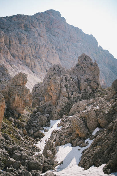 горный хребет доломитовых альп в утреннем свете - melting spring snow trentino alto adige стоковые фото и изображения