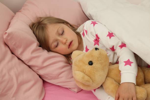 침대에서 자면서 코를 골고 있는 어린 소녀 - six animals audio 뉴스 사진 이미지