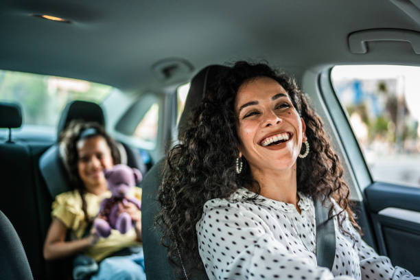 madre e hija hablando en el coche - conducir fotografías e imágenes de stock