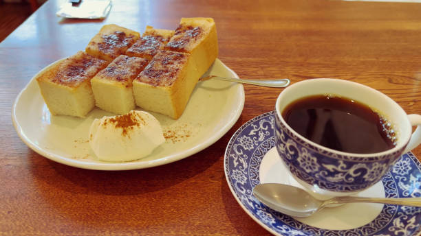 istock Elegant lunch time at the cafe 1512188302