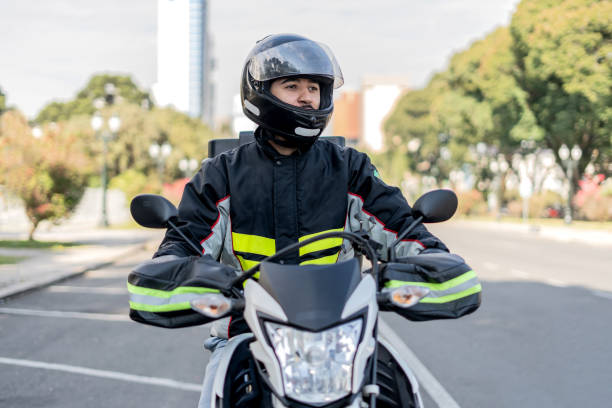 istock Delivery man arriving at destination, motoboy 1512442262