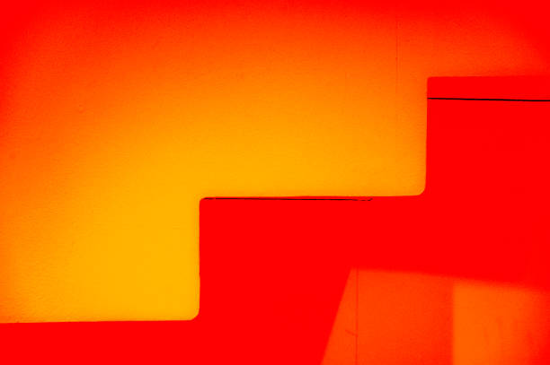 英国マンチェスターのサルフォードのキーエリアにある印象的な赤/オレンジの壁