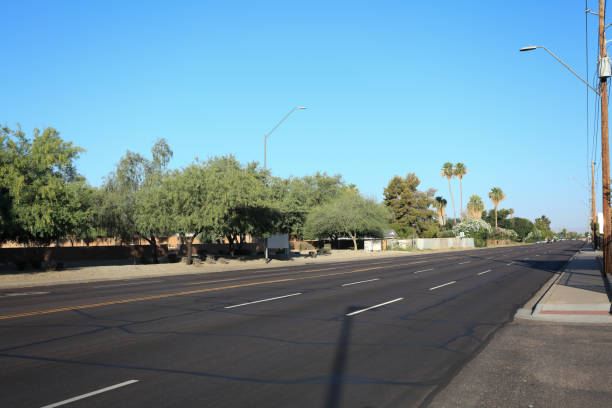 istock Greenway Road on West Side of  Phoenix, AZ 1512932999