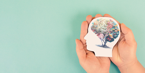 Manos sosteniendo papel con membrete, cerebro humano con flores, concepto de autocuidado y salud mental, pensamiento positivo, mente creativa photo
