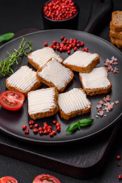 istock Delicious salty rectangular wheat croutons with cream cheese, tomatoes 1513184512