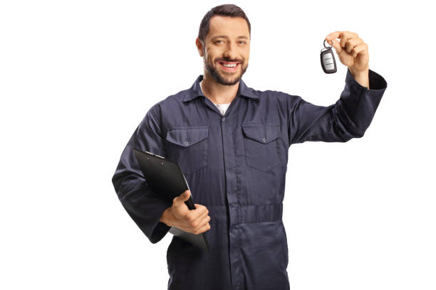 istock Car mechanic holding a clipboard and keys 1513190352