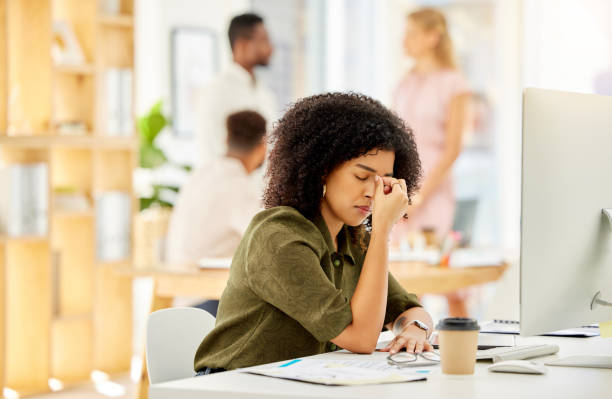 dor de cabeça no trabalho, estresse de burnout e mulher de negócios digitais trabalhando em uma falha de computador 404. trabalhador corporativo online usando tecnologia sente depressão e ansiedade de saúde mental de relatório de tecnologia - failure relationship difficulties computer women - fotografias e filmes do acervo