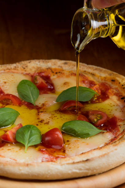 istock Drizzling Olive Oil on Pizza 1513292422
