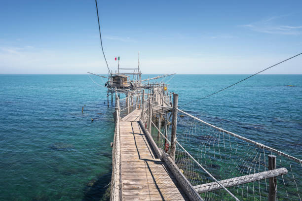 trabocco máquina de pesca velha de madeira. san vito chietino, abruzzo, itália - trebuchet - fotografias e filmes do acervo