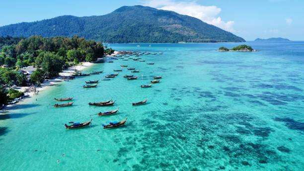istock Boats on shallow turquoise water 1513336470