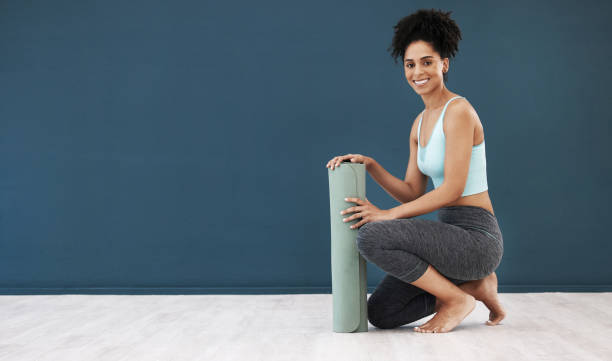 Yoga, portrait and black woman, mockup and fitness, healthy lifestyle or wellness marketing, advertising space and sports branding. Happy female workout, blank wall and exercise mat in pilates studio yoga, retrato y mujer negra, maqueta y fitness, marketing de estilo de vida saludable o bienestar, espacio publicitario y branding deportivo. feliz entrenamiento femenino, pared en blanco y colchoneta de ejercicios en el estudio de pilates