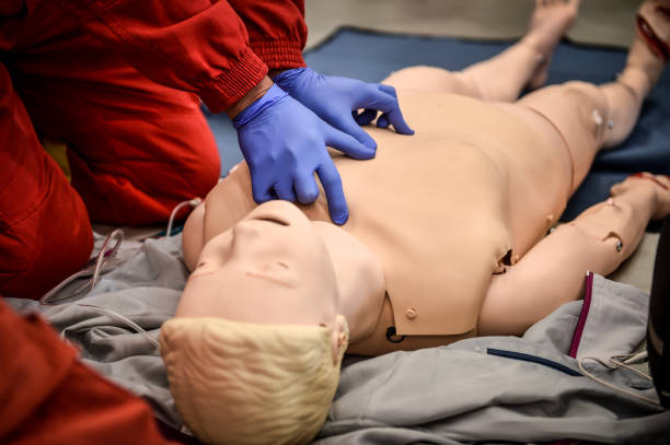 istock Paramedics simulate emergency intervention on medical training manikin 1513428123