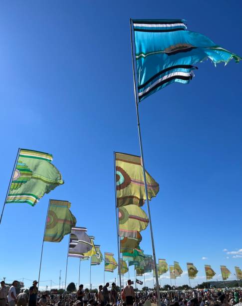 drapeaux au festival de glastonbury - glastonbury festival photos et images de collection